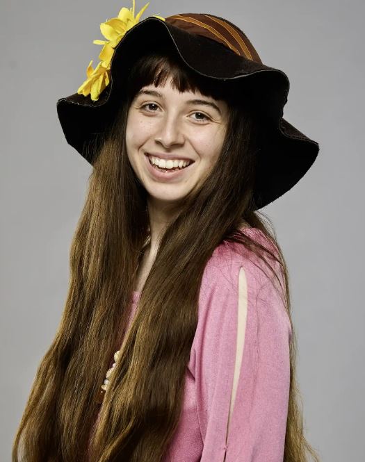 Big Brother 27 =- Ava Pearl Age: 24 Hometown: Long Island, NY Current City: New York, NY Occupation: Aura Painter