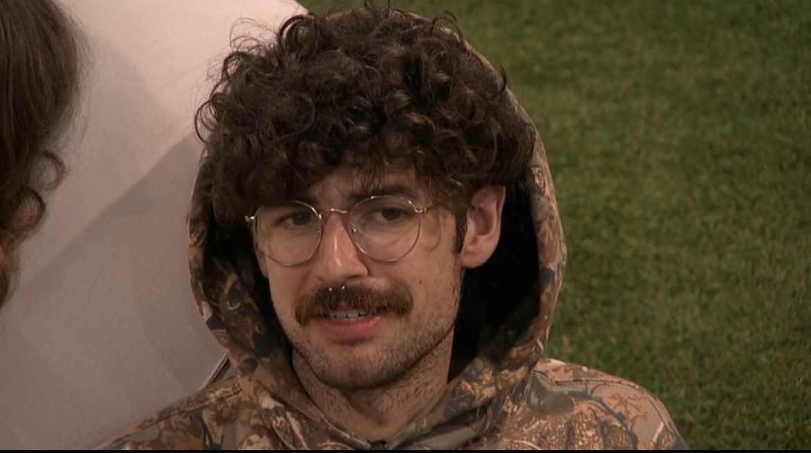 Drew talking with Dee and Barrett in the backyard about replacement nomination options