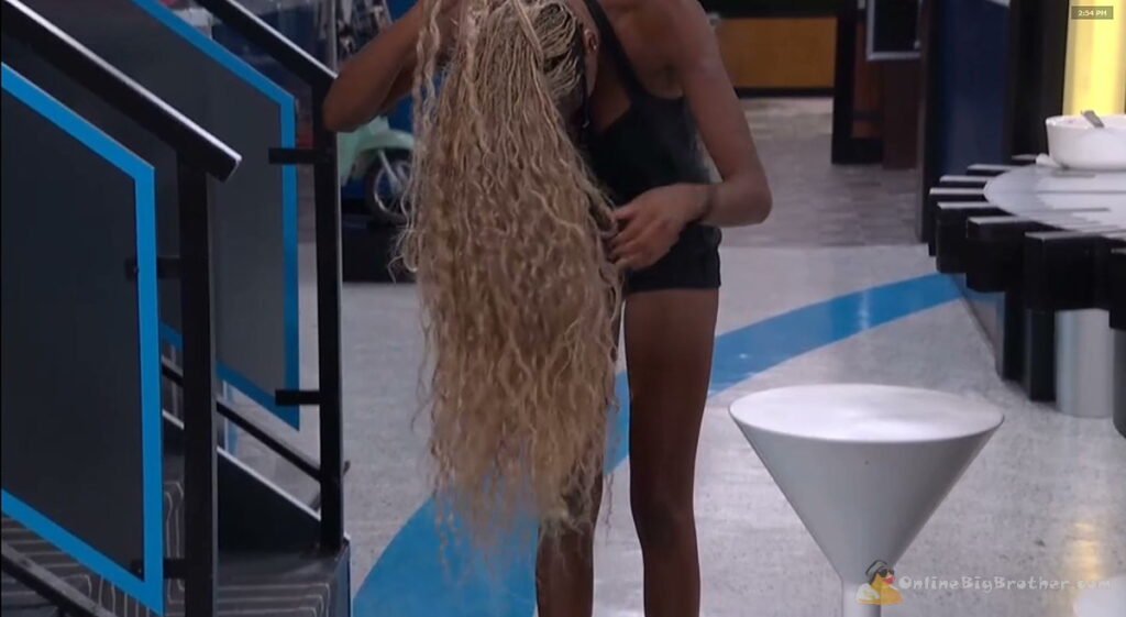 BB28 Taylor fixing her hair