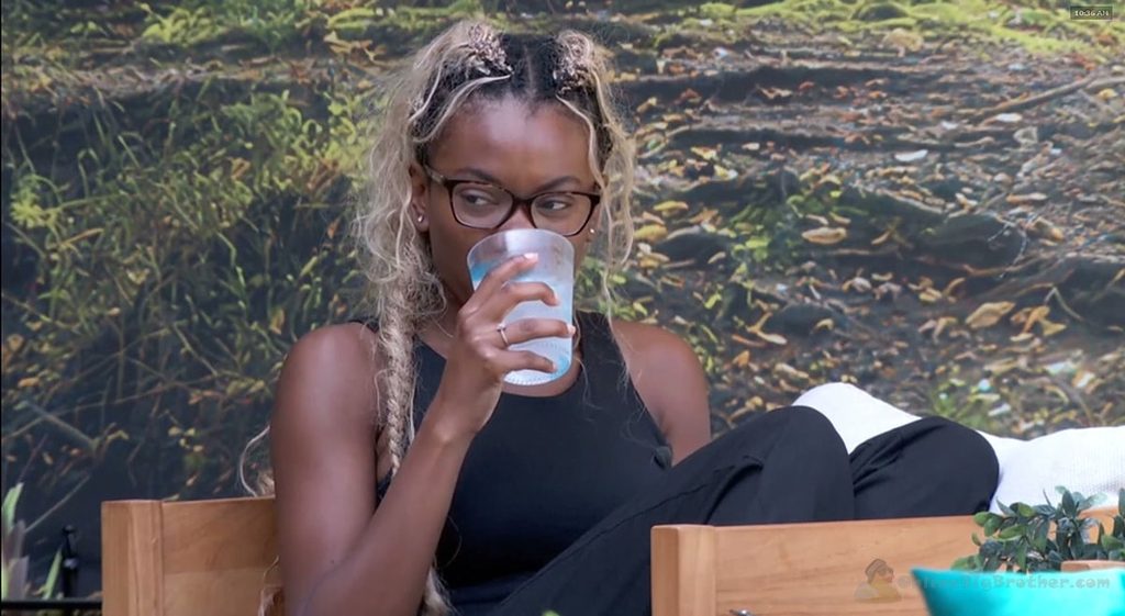 Taylor and Melody talk on the backyard couches about Angela's plotting accusation